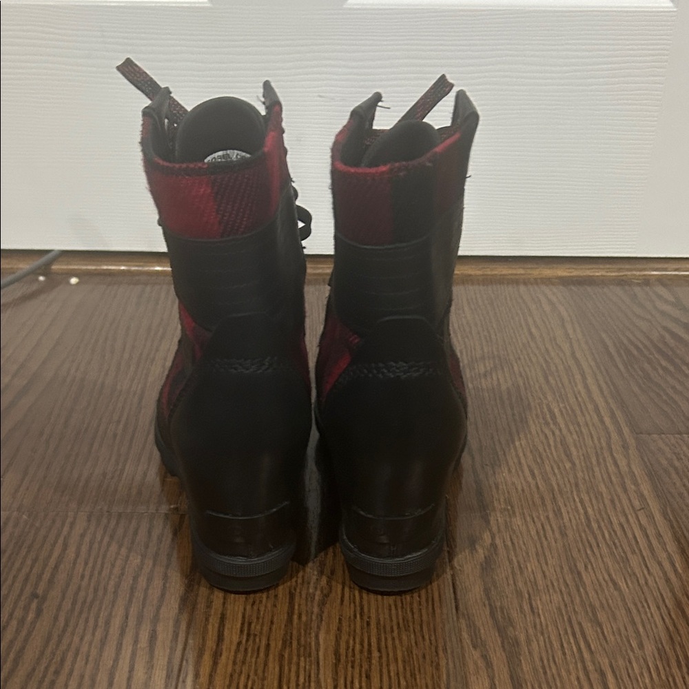 Sorel Black and Red buffalo plaid Lexie wedge lace up boots 7.5 - Picture 4 of 6